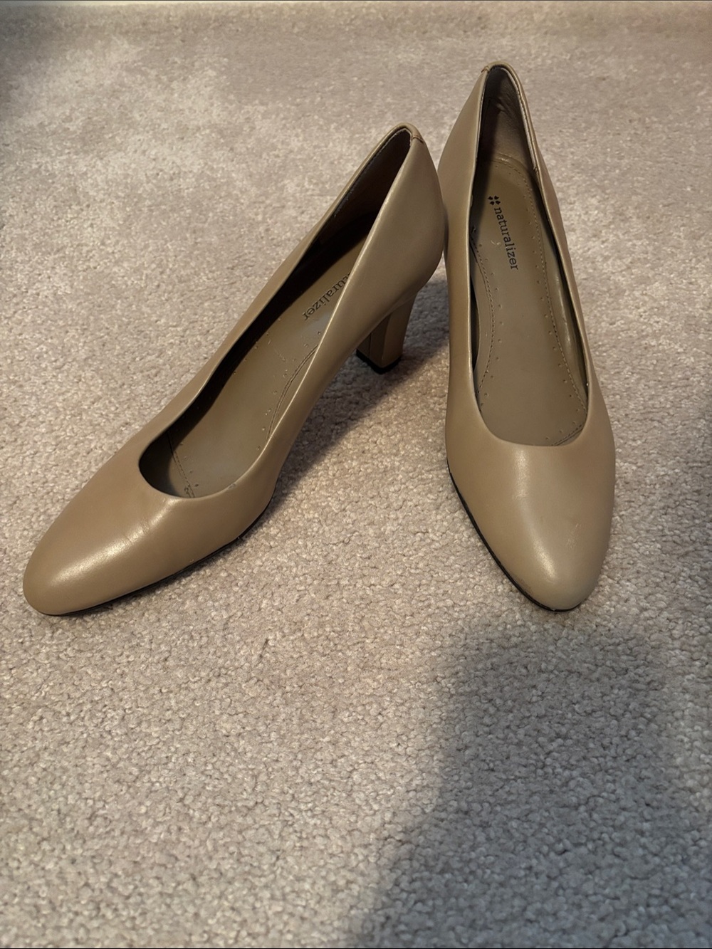 Naturalizer Beige Pointed Toe Mid-Block Heel Pumps